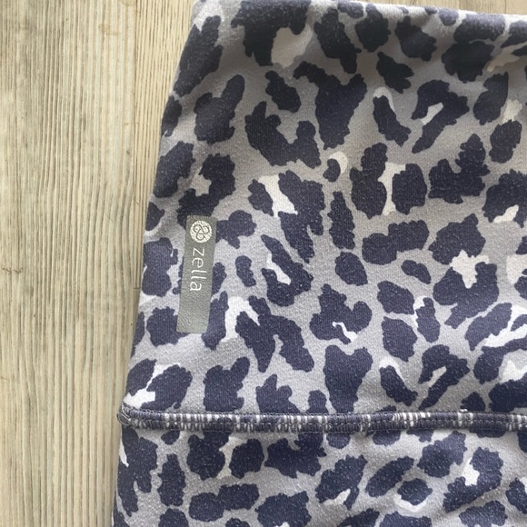 Zella Live in High Waisted Crop Leggings medium - Picture 4 of 5